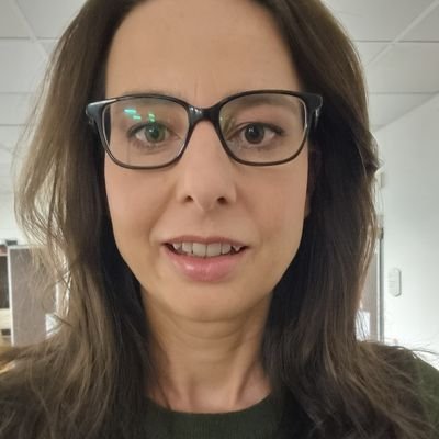 Zahraniční zpravodajka @CT24zive, lítala všude možně a na chvíli přistála v Polsku. Pak ji místo breaking news zaměstnával syn a teď zas tak trochu pracuje.