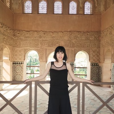 Promotora de eventos musicales en Granada, coleccionista de The Cure, fui teclista en los directos de Culture Kultür durante 11 años, socióloga
