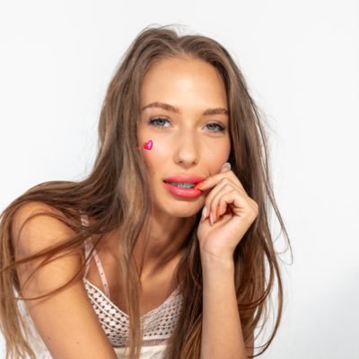 Laura Quest Profile