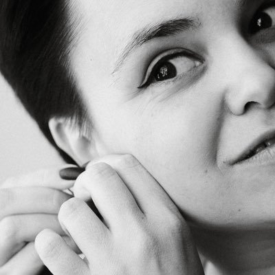Психоаналитичарка. Здесь можно наблюдать как я езжу по ебеням, висю на пилоне, пишу маслом и в целом элегантно старею