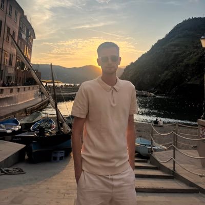 24, Juriststudent. Liverpool FC, Blåvitt, Kroppskultur