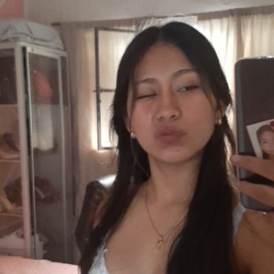 Una mongolita usando twitter