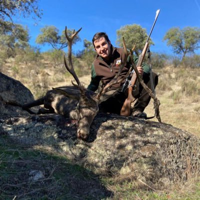 Graduado en Farmacia, amante de la cacería, la pesca, los toros, la semana santa y bético hasta la muerte.
