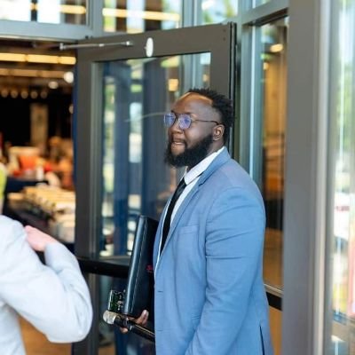 Name's Sam! Coolest wedding officiant on the East Coast, by way of South Carolina! 😎
👨🏿💼Notary Public ✍️🏿
🤵🏿♂️WeddingOfficiant💍
👨🏿💻Entrepreneur💲