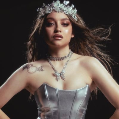 Su mejor y más actualizada fuente de información sobre la cantante y actriz Karol Sevilla. ¡Síguenos!