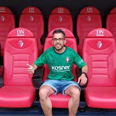 Forofo de Osasuna y Deportivo, padre de Raúl y Lucía, pareja de Aida, amo de Nala y luchador por la vida
