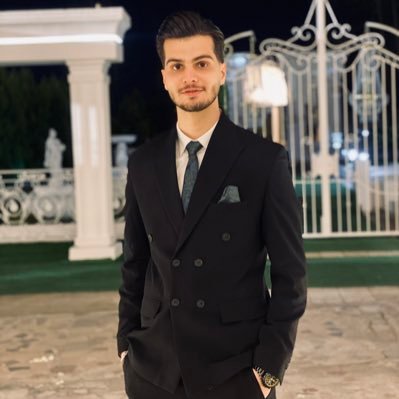 مثلا نوازنده ؛ در شُرُف طراح سایت شدن ؛ ولی فوتبال را عشق است