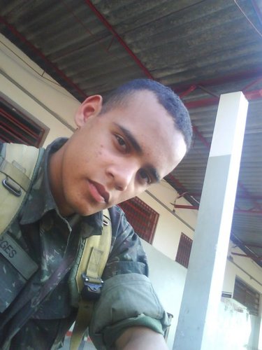 A vida é mais simples do que a gente pensa; basta aceitar o impossível, dispensar o indispensável e suportar o intolerável