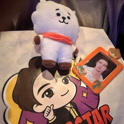 2022年⟭⟬会食観てからジンくん推し。 というか、たぶんこれは恋💜一日中ジンくんのことばかり考えてます。ジンくんだけが癒し🐹RJ🦙❤️ミッフィー好き❤️ちいかわのモモンガも好き❤️クロミちゃんも好き❤️医療事務❤️桃🍑