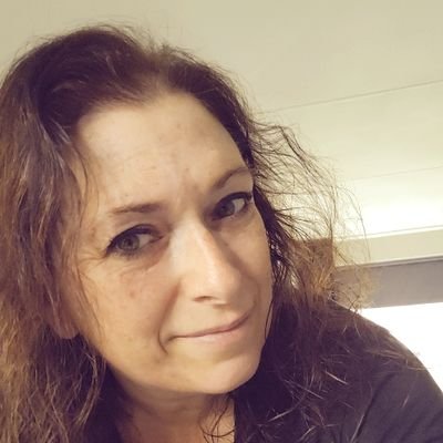 Professionele theeleut.
Ik heb het koud (als het buiten boven de 18° is, kunt u dit stukje bio negeren)