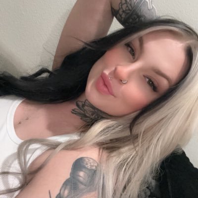 Be kind ✨ • Momma to one 👩👦 • I like art 🎨✏️ • 🌙🍂🔮🦇 • Insta: artbylakenn 🕷 • Tattoo Artist at The Company Tattoo Co •