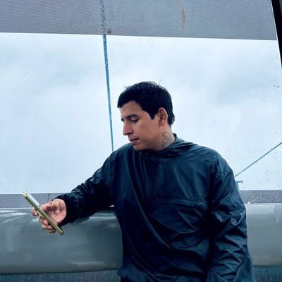Cantautor;
Compositor;
Espíritu Del León, son.
¿Qué más quieres que te diga?