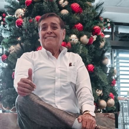 Abogado en libre ejercicio cuarenta y cinco años de experiencia profesional con Diplomado Internacional en Ciencias Penales y experto en Contratación Pública.