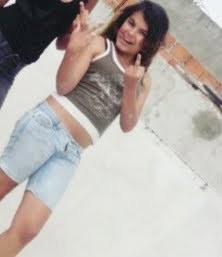 pisciana, 14 anos , muita chata , frescurenta, chorona, ciumenta, romantica, ignorante, apaixonada por preto , chocolate, kuat
 e doritos