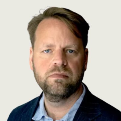 Blue labour-socialdemokrat. Sitter i tidskriften Tidens redaktion. Förtroendevald i Svenska kyrkan.