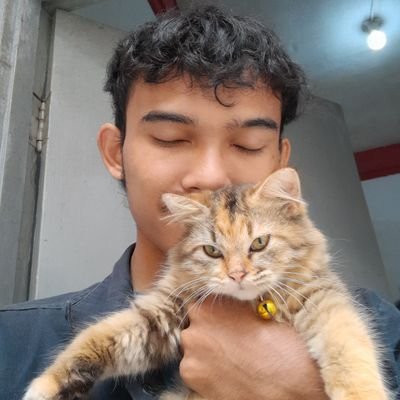 Sarkas itu karakter,
kritis itu keharusan,
tersinggung itu pilihan.
