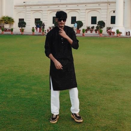 harshitknows's profile picture. IIT Roorkee'25 | as ambitious as Caesar.
