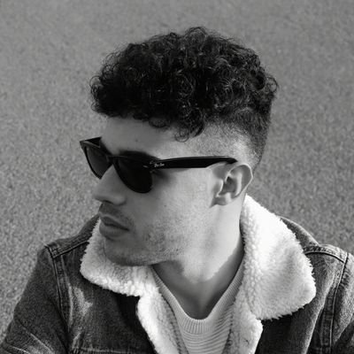 Todos llevamos un francotirador apuntándonos al corazón.
Lo que no te mata, te hace diferente.
Instagram: gabriii_lb