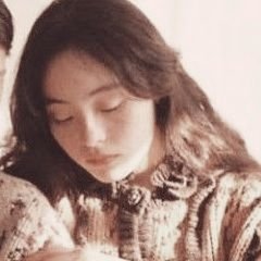 poetlar's profile picture. esse mundo não pode segurar você assim como um buquê.