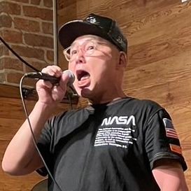 MAC原野(プロ歌手 プロミュージシャン、大阪府東大阪市出身) 剣道三段、ボディビル 12年前上京し歌手国安修二氏に師事し2016年1月 俺の道 で歌手デビュー。きつねうどん、ごめん 同窓会 オリジナル曲をリリース。