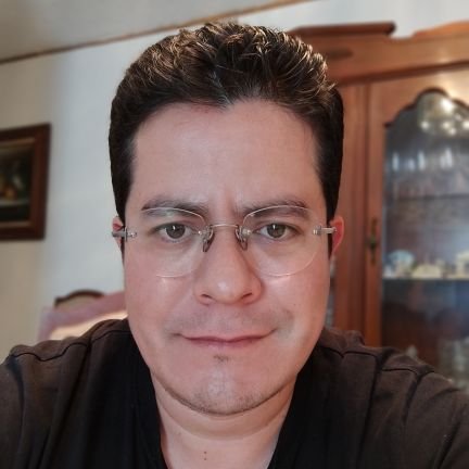 psicólogo humanista en busca de preguntas, cinéfilo empedernido y poeta existencial creando palabras al son del tiempo.