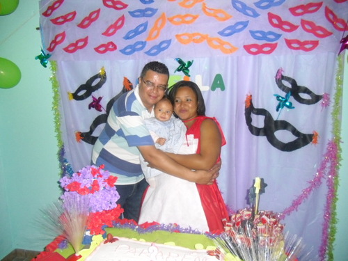 Sou uma mulher completa sou mãe e esposa tento fazer o melhor possivel para faze-los feliz.Só sei que amo muito meu marido e minha filha.