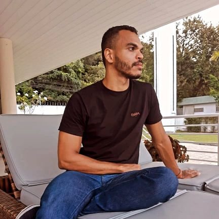 Thalyson1822's profile picture. Brasileiro. Patriota. Monarquista. Noivo de @raiffoliveira 
Shampoo de bebê é neutro: eu sou de direita.