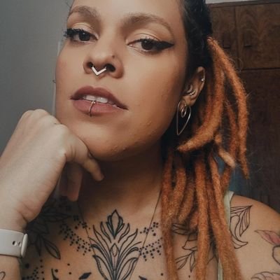 Perfil pessoal. Eu basicamente dou like em tudo e retuíto memes 🏳️🌈 não monogâmica
(ela/dela)