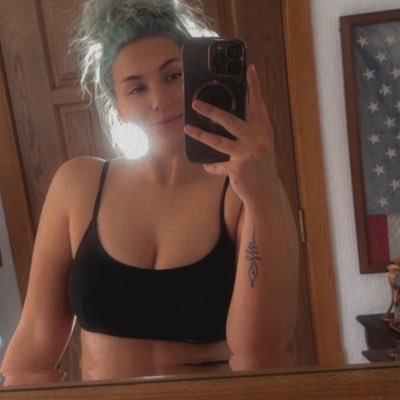 sc// dxniellehxpe /// smoke weed and save the bees 🐝 ⬇️⬇️Onlyfans 🔥