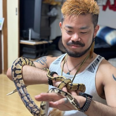 H2製造G 凹回。友達はオールマイティーに募集。フォローはお気軽に。 好き : 髭、タトゥー、筋肉、デカ🍆好き。🎷T.サックスプレイヤー(仮)