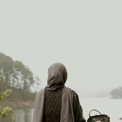 تا کی به تمنای وصال تو یگانه / اشکم شود از هر مژه چون سیل روانه
...دختر مسلمان ایرانی...