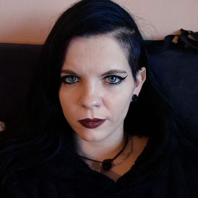 Goth, dark humour, mom of 3, sarcastic af, gamergirl, married.
🇨🇭
#notjustsad