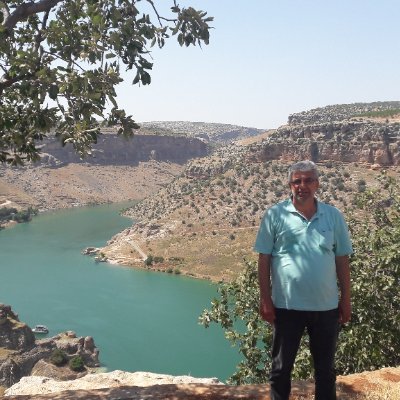 İnsanlığa olan inancını yitirmemelisin. İnsanlık bir okyanustur. Bazı damlalar kirli diye okyanus kirlenir mi hiç! (Mahatma Gandhi)
Civil Engineer