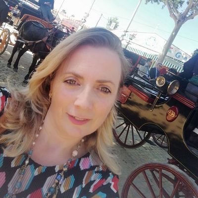 Mujer dinámica, apasionada de mi familia y de mi trabajo con #emprendedores y empresas en
@cadegranada @aemprende