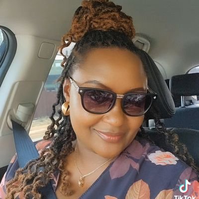 Architecture lover | Ambivert | Nature lover | Femme in Construction | Sapiosexual