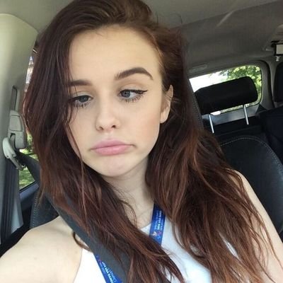 lizzyb12345's profile picture. lurking instead of snarking