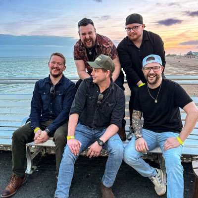 Southern country rock band from the Midlands. Managed by @zimagined. Latest single ‘Dead & Gone’ is out now ❤️🔥🤘🏼 Follow us on Instagram @wood.burnt.red 📲
