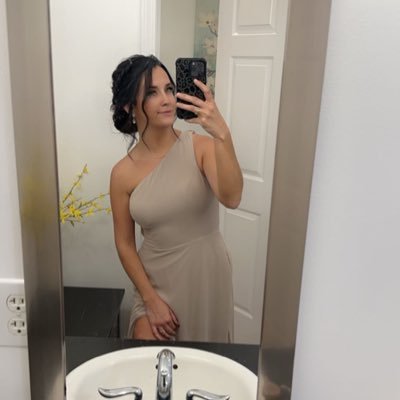 CaitlinThom1's profile picture. 27 | 814 | 👑