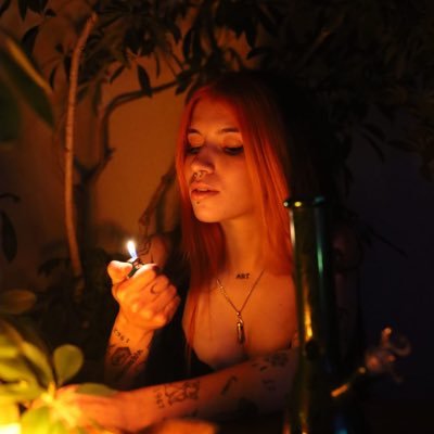 -Adicciones varias. Quiero marcas de tus dientes en mis hombros. Dentro de mí sólo caos. Amar es darle a alguien la bala para matarte.Como ídolo, a mi padre.⚰️