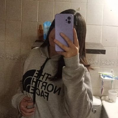 angiiuuuiii's profile picture. but who could stay?