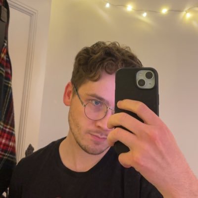 robbierobbieAU's profile picture. computer guy 🔮🎮🏳️‍🌈 he/him