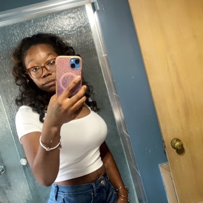 I cruise around the city, I’m rolling up the sticky. I’m riding 22’s and I like BIG titties😘