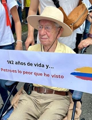 SOCIALISMO:
Método muy eficaz para convertir ricos en pobres .
Pobres en miserables y gobernantes en millonarios.seguida por el mejor presidente @AlvaroUribeVel