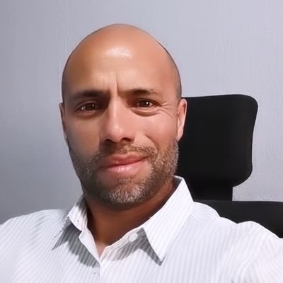 Más corriente que común. Era contador pero me dañé el hipotálamo.
Servir, mi misión; vivir, mi pasión; mi hijo, mi motor.
Compartamos fluidos textuales.