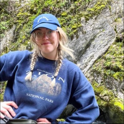 mollyohse's profile picture. she/her