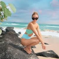 Author/screen writer/Wife/Mum
No Porn / No politics
作家/脚本家/妻/母
ポルノ禁止/政治禁止