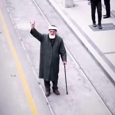 agresifim
kompleksliyim
perdelerimi kaldırdığımda kedi gibi bir insanım
karıma çok aşığım onu çok seviyorum