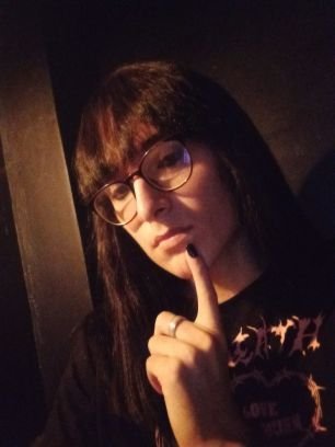 Dsntgrtn1999's profile picture. Just a girl🏳️‍⚧️ in her twenties ela/dela, english teacher, metida a gótica, fã de The Cure, Ghost e Radiohead.