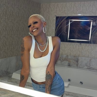 indiachanel_'s profile picture. I'm the chick screaming you betta at @Rihanna ⚓️