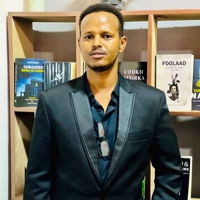 Qalinkaa wax suureeya Kugu sima halkaad doonto Saaxiib kal furan weeyi Sunto faro ku hayntiisa Waligaa ha siidaynin.